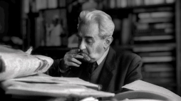 Kraków, początek lat 80. Redaktor naczelny Tygodnika Powszechnego Jerzy Turowicz w swoim gabinecie w siedzibie redakcji przy ulicy Wiślnej 12. Fot. PAP/Jerzy Ochoński