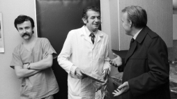 Zabrze, październik 1985 r. Wojewódzki Ośrodek Kardiologii (Śląskie Centrum Chorób Serca). Na zdjęciu: kierownik kliniki doc. Zbigniew Religa (w środku), kardiolog Bogusław Kominek (pierwszy od lewej). Fot. PAP/Stanisław Jakubowski