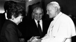 Watykan 1989 r. Papież Jan Paweł II wita prezydenta ZSRR Michaiła Gorbaczowa i jego żonę Raisę. Fot. PAP/CAF-archiwum