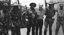 Warszawa 09.06.1989. Wystawa fotografii publicysty, reportażysty i fotografa Ryszarda Kapuścińskiego. Na zdjęciu: Ryszard Kapuściński w Angoli w 1975 roku. Fot. PAP/Witold Rozmysłowicz