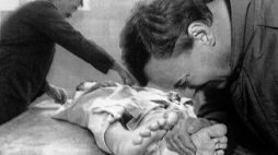 23.11.1993 Sarajewo. Serb Srdjan Ratkovic opłakuje swego zastrzelonego 11-letniego syna. PAP/EPA /AW/