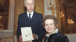 Koncert charytatywny na Zamku Królewskim pt. Sercem za serce, na rzecz Fundacji Sue Ryder. Nz. działaczka charytatywna Sue Ryder oraz architekt Jerzy Bogusławski. Fot. PAP/Adam Urbanek