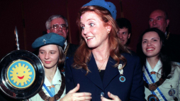 Warszawa, 02.12.1999. Księżna Yorku Sarah Ferguson została damą Orderu Uśmiechu. Sarah Ferguson podczas uroczystości w rezydencji ambasadora brytyjskiego w Warszawie. Fot. PAP/Tomasz Gzell