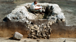 Słonowice, 4 września 2002 r. Pozostałości siedmiu budowli - drewnianych "piramid",datowanych na 3000 lat p.n.e., odkryli na polu pod Kazimierzą Wielką archeolodzy z Krakowa. Do dnia dzisiejszego zachowały się ślady po drewnianych palach i pozostałości kamiennych sarkofagów. Każda z budowli służyła za grobowiec jednej osobie. Fot. PAP/Piotr Polak