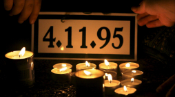 Tabliczka z datą śmierci premiera Izraela, Icchaka Rabina, podczas pokojowego wiecu na placu Rabina w Tel Awiwie w 10. rocznicę zamachu, 13 listopada 1995 r. Icchak Rabin został zamordowany 4 listopada 1995 r., gdy wychodził z wiecu zwolenników pokoju na Bliskim Wschodzie. Zabójca, żydowski ultranacjonalista Jigal Amir, uważał Rabina za zdrajcę narodu żydowskiego, ponieważ w rokowaniach prowadzonych w Oslo poczynił ustępstwa na rzecz palestyńskiego przywódcy Jasera Arafata. Fot. PAP/EPA/JIM HOLLANDER