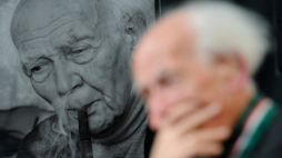 Profesor Zygmunt Bauman w dniu swoich 85-tych urodzin, Warszawa 19.11.2010. Fot. PAP/Grzegorz Jakubowski