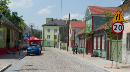 Park Kulturowy Miasto Tkaczy to odtworzony historyczny kompleks architektury drewnianej w miejscu, gdzie w latach 20. XIX w. wydzielono działki przeznaczone pod budowę domów dla sukienników, wraz z odtworzeniem XIX- wiecznego charakteru ulic Narutowicza i Rembowskiego. Fot. PAP/Grzegorz Michałowski