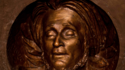 Maska pośmiertna Adama Mickiewicza zaprezentowana na wystawie "Historia rękopisu Pana Tadeusza – teksty, konteksty, realia" przygotowanej przez Zakład Narodowy im. Ossolińskich w 2014 r. Fot. PAP/Maciej Kulczyński 