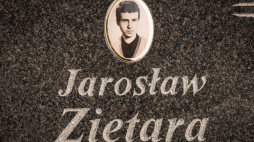 Symboliczny grób dziennikarza Jarosława Ziętary na cmentarzu komunalnym przy ul. Wiślanej w Bydgoszczy, 2014 r. PAP/Tytus Żmijewski