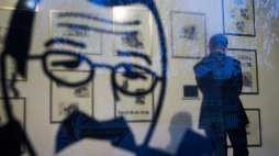 Akwaforty "Psie lata" (w tle) Guentera Grassa, eksponowane na wystawie „Guenter Grass. Kolekcja Plus”, przygotowanej w pierwszą rocznicę śmierci noblisty w Gdańskiej Galerii Guentera Grassa w 2016 r. Fot. PAP/Adam Warżawa