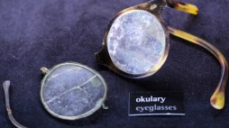 Okulary odnalezione na terenie byłego niemieckiego nazistowskiego obozu Auschwitz II-Birkenau, 2019 r. Fot. PAP/Hanna Bardo