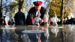 Gdańsk, 01 listopada 2021 r. Polski duchowny luterański, biskup diecezji pomorsko-wielkopolskiej Marcin Hintz podczas modlitwy międzywyznaniowej na Cmentarzu Nieistniejących Cmentarzy przy ul. 3 Maja w Gdańsku. Fot.  PAP/Adam Warżawa