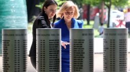 Burmistrz Sarajewa Benjamina Karic (po lewej) i brytyjska minister spraw zagranicznych Elizabeth Truss (po prawej) odczytują imiona przy pomniku upamiętniającym dzieci zabite w Sarajewie podczas wojny bośniackiej w latach 1992–1995 w Sarajewie, Bośnia i Hercegowina, 26 maja 2022 r. EPA/FEHIM DEMIR Strona: PAP/EPA