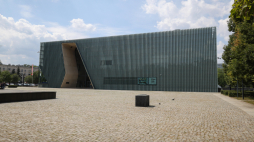 Gmach Muzeum Historii Żydów Polskich POLIN. Fot. PAP/Albert Zawada