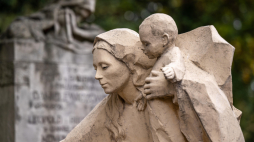 Nagrobek na cmentarzu rzymskokatolickim pw. Św. Jerzego - części trójwyznaniowego, jedenastohektarowego Starego Cmentarza w Łodzi, założonego w 1855 roku. Fot. PAP/Grzegorz Michałowski