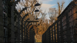 Teren byłego niemieckiego obozu nazistowskiego Auschwitz w Oświęcimiu. Fot. PAP/Leszek Szymański 