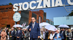 Dyrektor ECS Basil Kerski przemawia podczas uroczystości pod bramą Stoczni Gdańskiej podczas obchodów 45. rocznicy podpisania Porozumień Sierpniowych i powstania NSZZ „Solidarność”. Fot. PAP/Marcin Gadomski