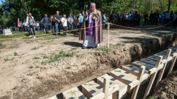 Pogrzeb ekshumowanych szczątków polskich ofiar zbrodni wołyńskiej na terenie dawnej wsi Puźniki w dzisiejszym obwodzie tarnopolskim na zachodzie Ukrainy. Fot.  PAP/Vladyslav Musiienko