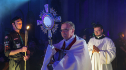 Łódź, 31 października 2025 r. Biskup pomocniczy archidiecezji łódzkiej Piotr Tomasz Kleszcz na wydarzeniu zatytułowanym „Noc świętych – Noc innych” w łódzkiej katedrze. Przed uroczystością Wszystkich Świętych w wielu parafiach odbywają się bale, marsze i korowody świętych, promujące powołanie do świętości. Fot. PAP/Marian Zubrzycki