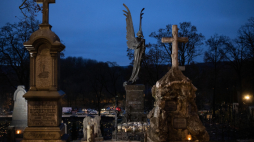 Wilno, Litwa, 01 listopada 2025 r. Wileńska Rossa w Dniu Wszystkich Świętych, 1 bm. Pomnik Czarny Anioł (grób Izabelli Salmonowiczówny). Fot. PAP/Valdemar Doveiko