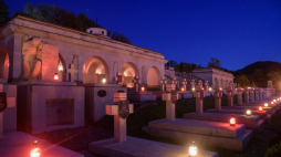 Zapalone znicze na polskim wojskowym cmentarzu Orląt, części cmentarza Łyczakowskiego, 1 listopada 2025 r. Fot. PAP/Vitaliy Hrabar