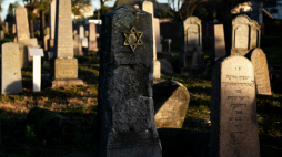 Cmentarz żydowski przy ulicy Wschodniej w Białymstoku. Na terenie nekropoli założonej w 1892 roku zachowało się około 6 tys nagrobków. Obecnie trwają pracę nad nowym murem okalającym cmentarz. Mają być zakończone do końca 2025 roku. Fot. PAP/Michał Zieliński