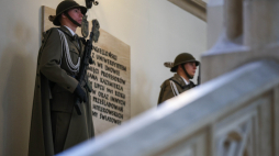 W ramach Akademickiego Dnia Pamięci odbyły się uroczystości pod tablicą pamiątkową w Collegium Novum i pod Dębem Wolności przed Collegium Novum UJ w Krakowie. Fot. PAP/Łukasz Gągulsk