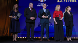Nominowani i nagrodzeni w kategorii "Nauczyciel": Jarosław Frąckiewicz (2L), Joanna Roszak (2P), Marek Kasprzak (3P), Ewelina Dąbrowska (L) i Edyta Mak (P) na Gali Finałowej Nagrody BohaterONy 2025 im. Powstańców Warszawskich w sali Studia Polskiego Radia im. W. Lutosławskiego w Warszawie. Fot. PAP/Rafał Guz