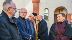 Minister kultury Marta Cienkowska (P), wiceprezes IPN Karol Polejowski (L) i wiceprezes IPN, dyrektor Biura Poszukiwań i Identyfikacji Krzysztof Szwagrzyk (2L) podczas uroczystości pogrzebowych żołnierzy Wojska Polskiego w Mościskach. Fot. PAP/Darek Delmanowicz  