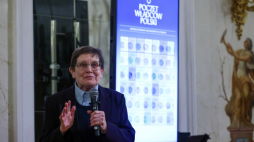 Prof. Zofia Zielińska podczas uroczystości inauguracji 42-tomowej serii Poczet Władców Polski, 18 bm. w Pałacu na Wodzie w Łazienkach Królewskich w Warszawie. Wydawcą serii jest Państwowy Instytut Wydawniczy. Fot. PAP/Albert Zawada