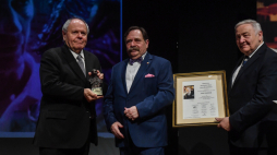 Przewodniczący Yad Vashem Dani Dayan (L), stryjeczny wnuk Jana Karskiego Jerzy Kozielewski (P) i przedstawiciel Towarzystwa Jana Karskiego Andrzej Ludek (C) podczas gali wręczenia Nagród Orła Jana Karskiego w Teatrze Polskim w Warszawie. Fot. PAP/Piotr Nowak