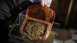 Uroczystość przekazania odzyskanej zabytkowej taszki do zbiorów Biblioteki Kórnickiej PAN w Kórniku w Zamku Królewskim na Wawelu w Krakowie. Fot. PAP/Łukasz Gągulski