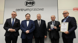 Członek Zarządu Paweł Kostrzewa (P), redaktor naczelny Wojciech Tumidalski (L), redaktor Mirosław Harasim (2P), Andrzej Ludek (członek zarządu Towarzystwa Jana Karskiego) (2L) i Jerzy Kozielewski (stryjeczny wnuk Jana Karskiego) (3P) podczas wręczenia medalu 75-lecia Misji Jana Karskiego.  Fot. (ad) PAP/Paweł Supernak