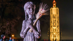 Uroczystość przed kijowskim Pomnikiem Ofiar Wielkiego Głodu z lat 1932-1933, 22 listopada 2025 r. Fot. PAP/Vladyslav Musiienko