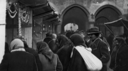 Kraków. Kiermasz bożonarodzeniowy przed Sukiennicami, 1940 r.