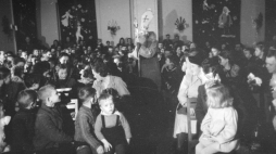 Św. Mikołaj w przedszkolu, lata 1947 - 1950./NAC