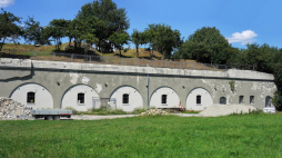 Blok koszarowy fortu (2024). Fot. Mach240390, CC BY 4.0 <https://creativecommons.org/licenses/by/4.0>, via Wikimedia Commons