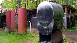 W wasilkowskim skansenie można obejrzeć m.in leśną bimbrownię z okolic Gródka w Puszczy Knyszyńskiej. Ta aparatura także trafiła do muzeum ma mocy wyroku sądowego. Fot. pmkl.pl