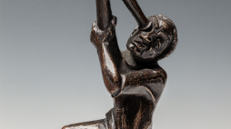 Figura klączącego mężczyzny z lunetą Jarosłava Vonki z ok. 1929 r. Fot. mnwr.pl/A. Podstawka