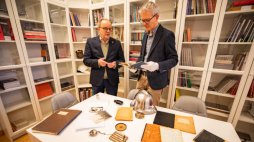 Pamiątki po Zbigniewie Grzywaczewskim trafiły do M2WŚ. Fot. Michalina Kurdelska/MIIWŚ w Gdańsku