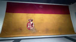 Wielka bandera prezentowana w madryckim Muzeum Marynarki Wojennej. Fot. Facebook/Museo Naval