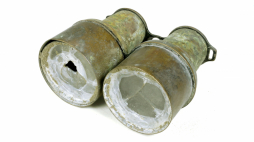 Lornetka z przestrzelonym szkłem odnaleziona w zasypisku niemieckiego okopu z 1945 r. w rejonie „Fortu”.Fot. MIIWŚ