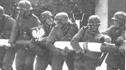 Niemieccy żołnierze we wrześniu 1939 r. - inscenizowane zdjęcie propagandowe. Fot. CAF/PAP