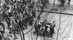 Czarny czwartek 17 grudnia 1970 r. w Gdyni. Idący ulica Świętojańską demonstranci niosą zwłoki Zbigniewa Godlewskiego, który do historii przeszedł jako Janek Wiśniewski. Fot. PAP/Edmund Pepliński