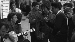 Warszawa 06.1973. Ludzie na Rynku Starego Miasta. gr PAP/Chris Niedenthal