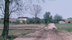 Wieś w okolicy Bełchatowa (w 1976 r.), pochłonięta przez budowaną kopalnię "Bełchatów". Fot. PAP/Leszek Łożyński