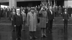 Warszawa 29.05.1984. Prezydent Koreańskiej Republiki Ludowo-Demokratycznej (KRLD) Kim Ir Sen (Kim Il Sung) z oficjalną wizytą w Polsce, 27-29 maja 1984 r. Ceremonia pożegnania przed dworcem Warszawa Centralna; na pierwszym planie, od lewej: przewodniczący Rady Państwa Henryk Jabłoński, Kim Ir Sen, premier PRL, I sekretarz KC PZPR Wojciech Jaruzelski. Fot. PAP/Grzegorz Rogiński