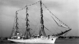 Szczecin, 1987. Żaglowiec "Dar Młodzieży" wyrusza w podróż dookoła świata. Fot. PAP/CAF- Janusz Uklejewski