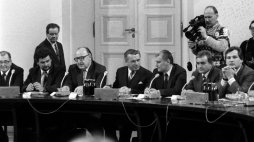 Warszawa, 1989. Obrady Okrągłego Stołu. Od lewej: Zbigniew Sobotka, Stanisław Ciosek, Czesław Kiszczak, Leszek Hołdakowski, Leszek Miller i Aleksander Kwaśniewski. Fot. PAP/Zbigniew Matuszewski 