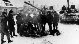 Czołgi na ulicach po wprowadzeniu stanu wojenneg. Fot. PAP/Ireneusz Sobieszczak